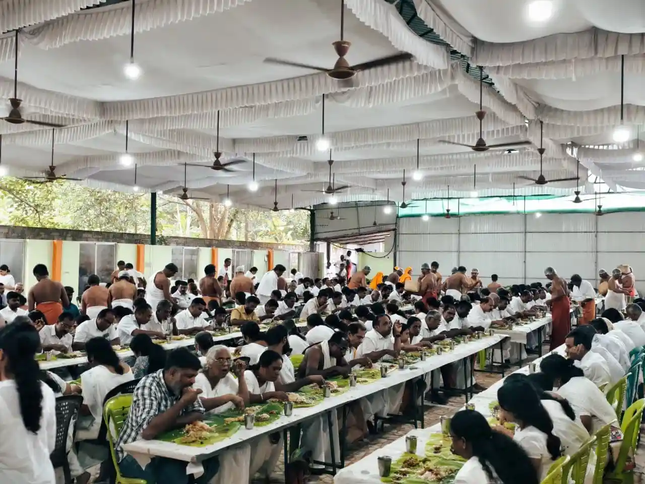 swami gururetnam providing annadanam